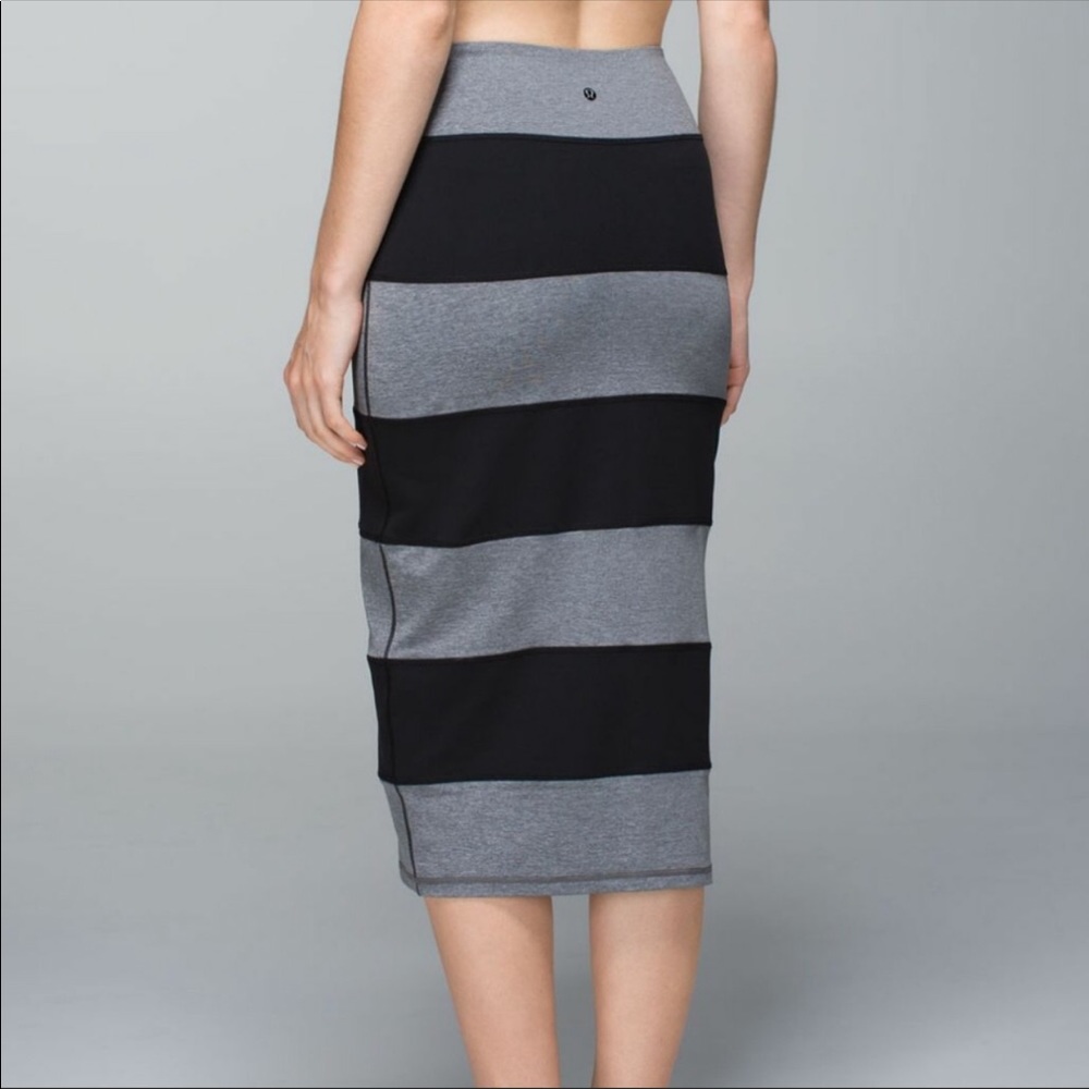 Lululemon Yoga Over Pencil Skirt Size 8 Gray/Black